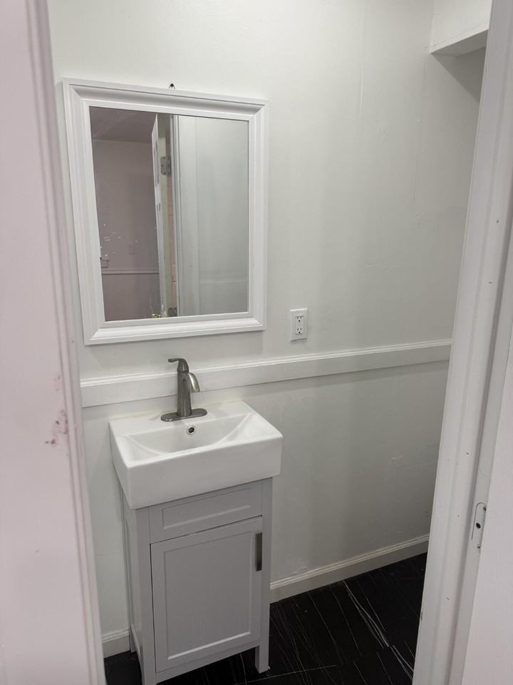 521 W Hoyt St #8 - Photo 6 of 8