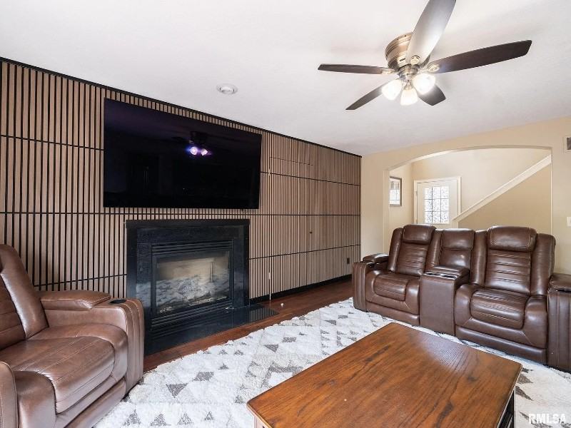 10009 Brompton Ct - Photo 4 of 20