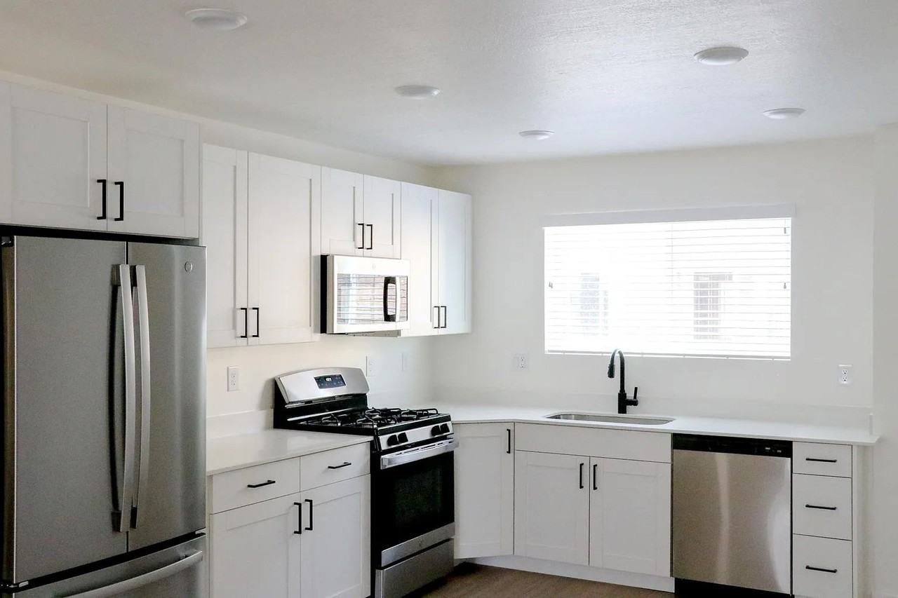 84 E St - Photo 3 of 10