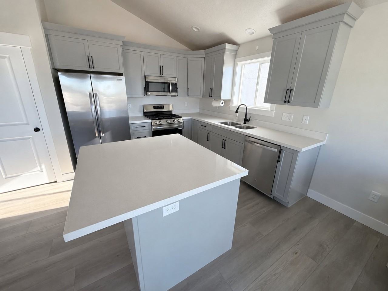 726 W Aly - Photo 4 of 16