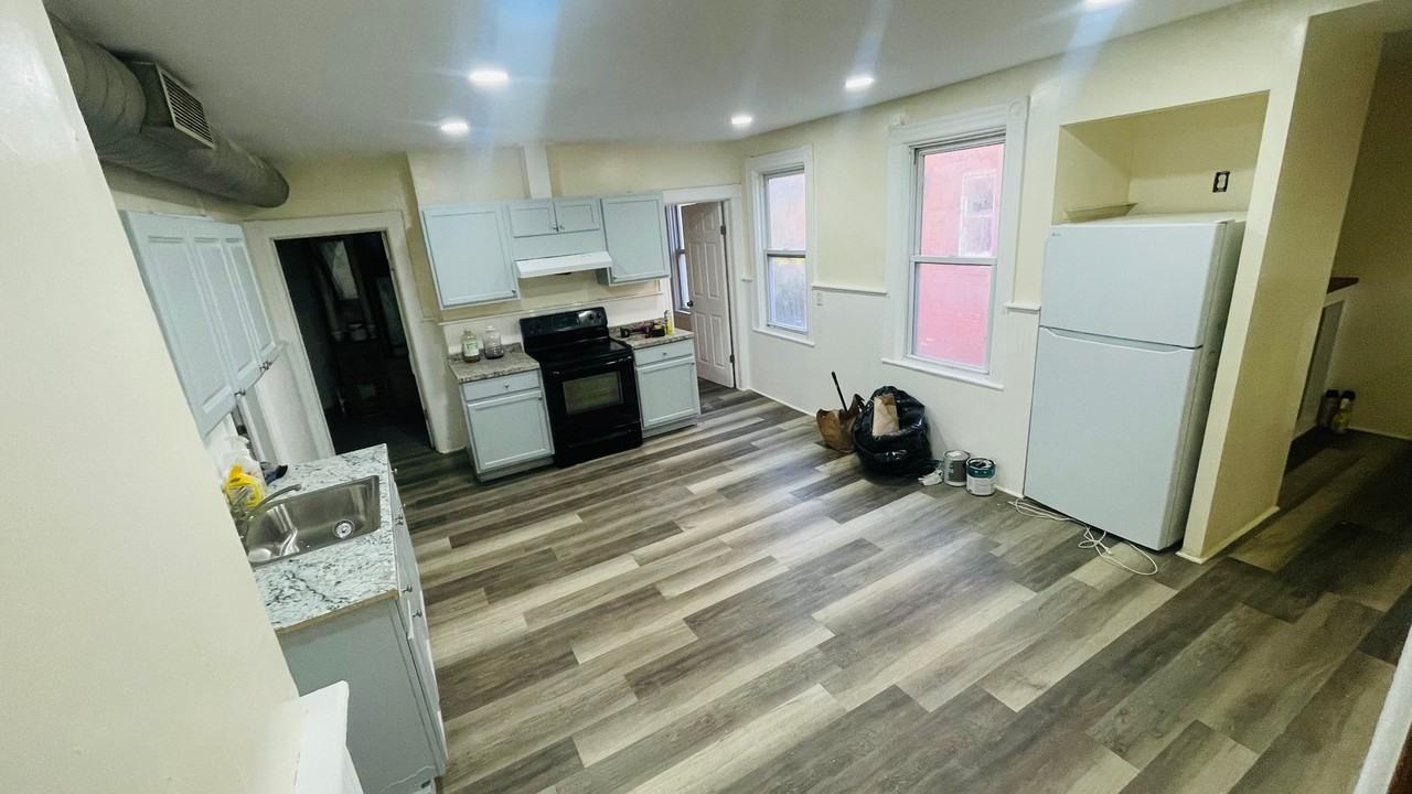 1015 Bleecker St #2 - Photo 4 of 12