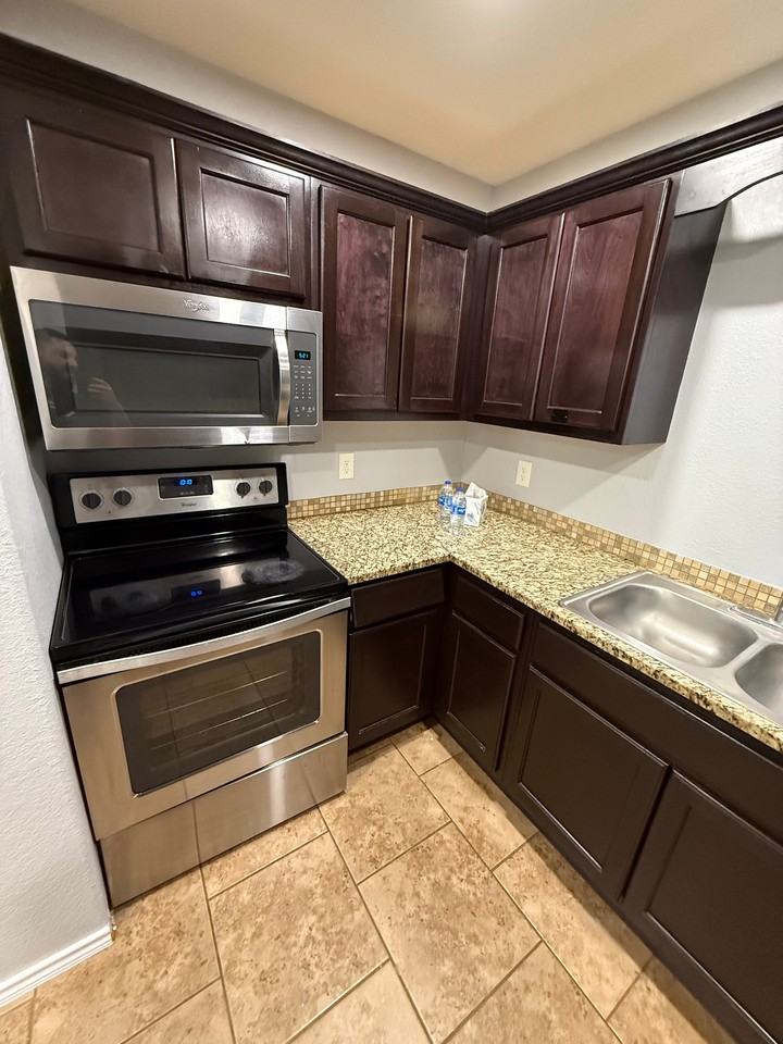 11114 Baywood St - Photo 6 of 17