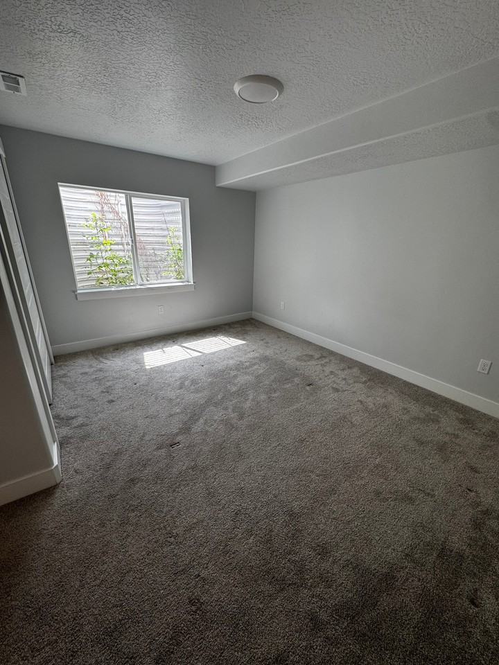 1484 N Sage Dr - Photo 4 of 20