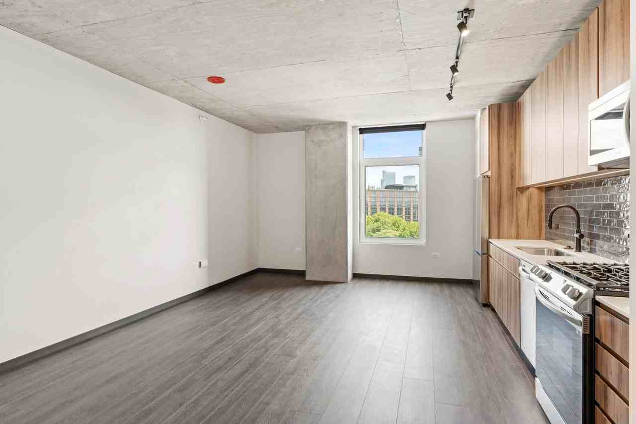 160 N Ashland Ave - Photo 2 of 15