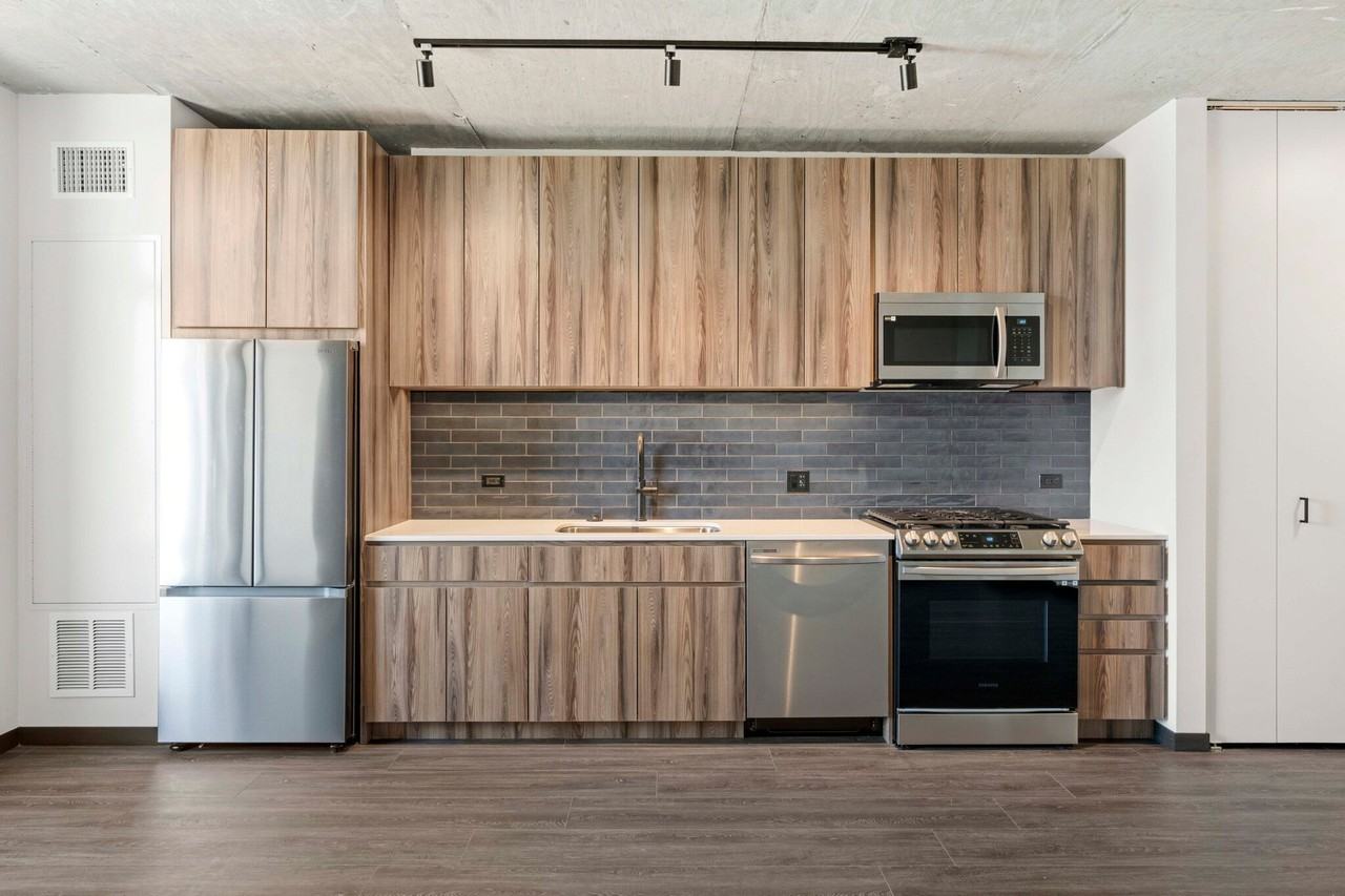 160 N Ashland Ave - Photo 3 of 15
