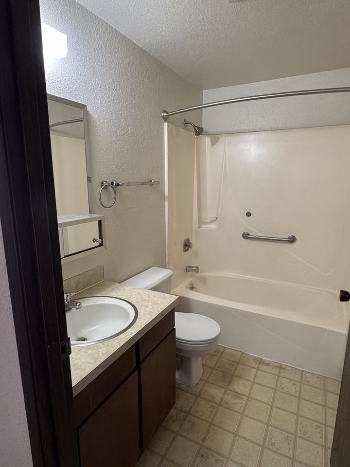 Bettis Wagoner Apts - Bldg 01 - Photo 6 of 11