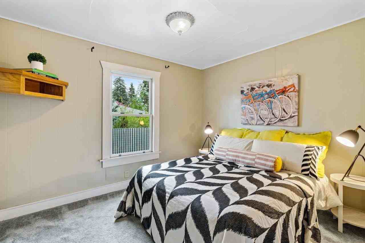 2 NW Hood Pl - Photo 4 of 5