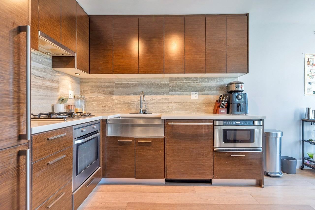 535 Smithe St - Photo 7 of 35