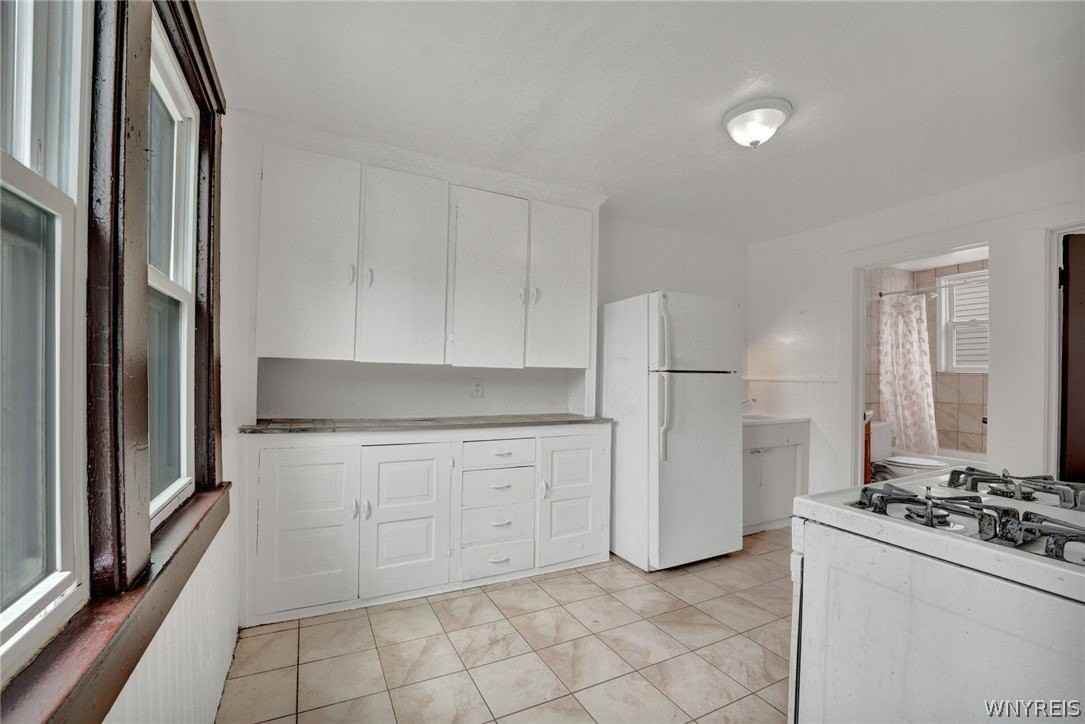 214 Ludington St - Photo 2 of 10