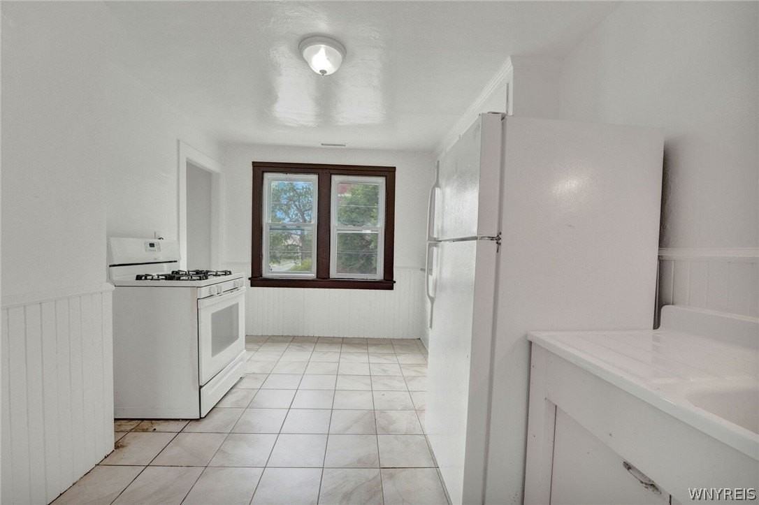 214 Ludington St - Photo 3 of 10