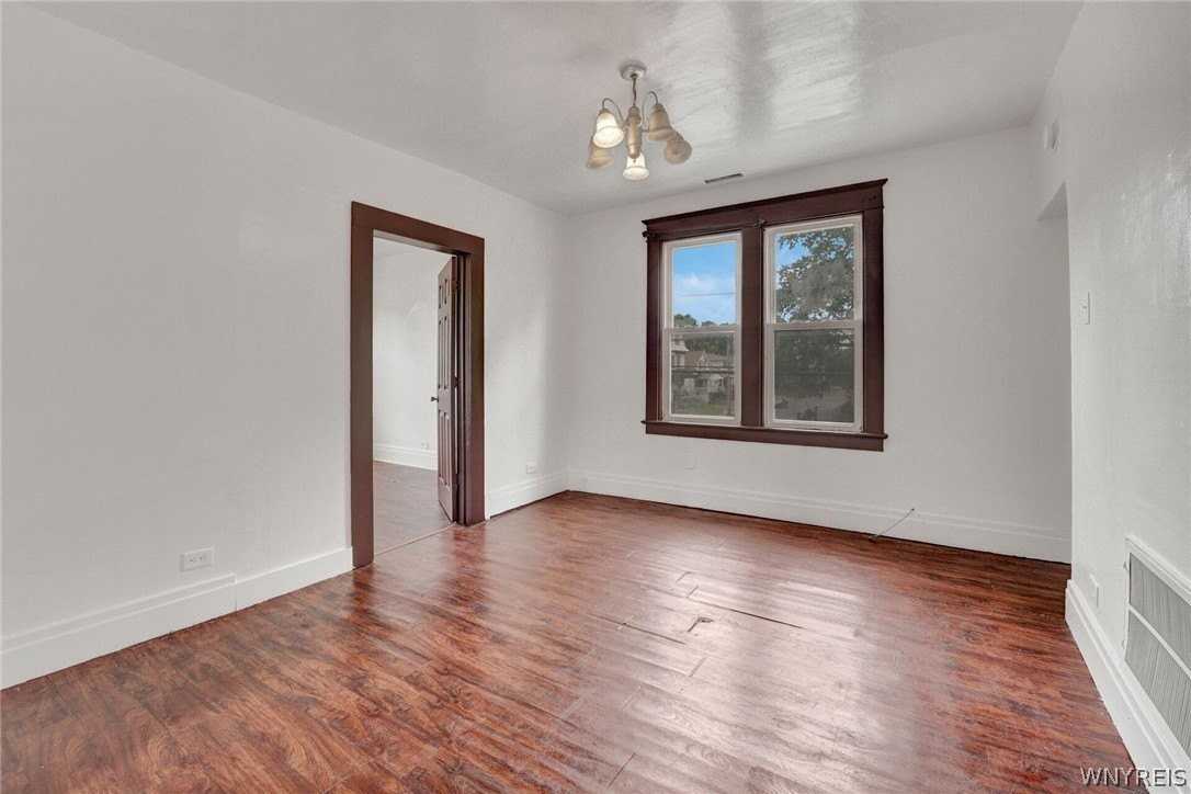 214 Ludington St - Photo 4 of 10