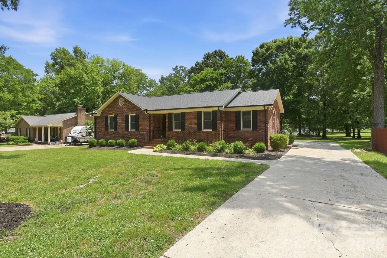 6299 Spring Court Ln - Photo 4 of 45
