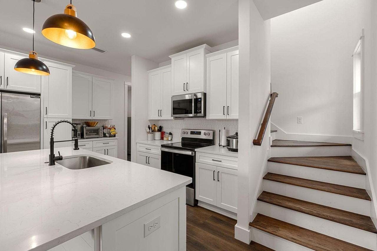 135 Clarke Hill Rd - Photo 4 of 46