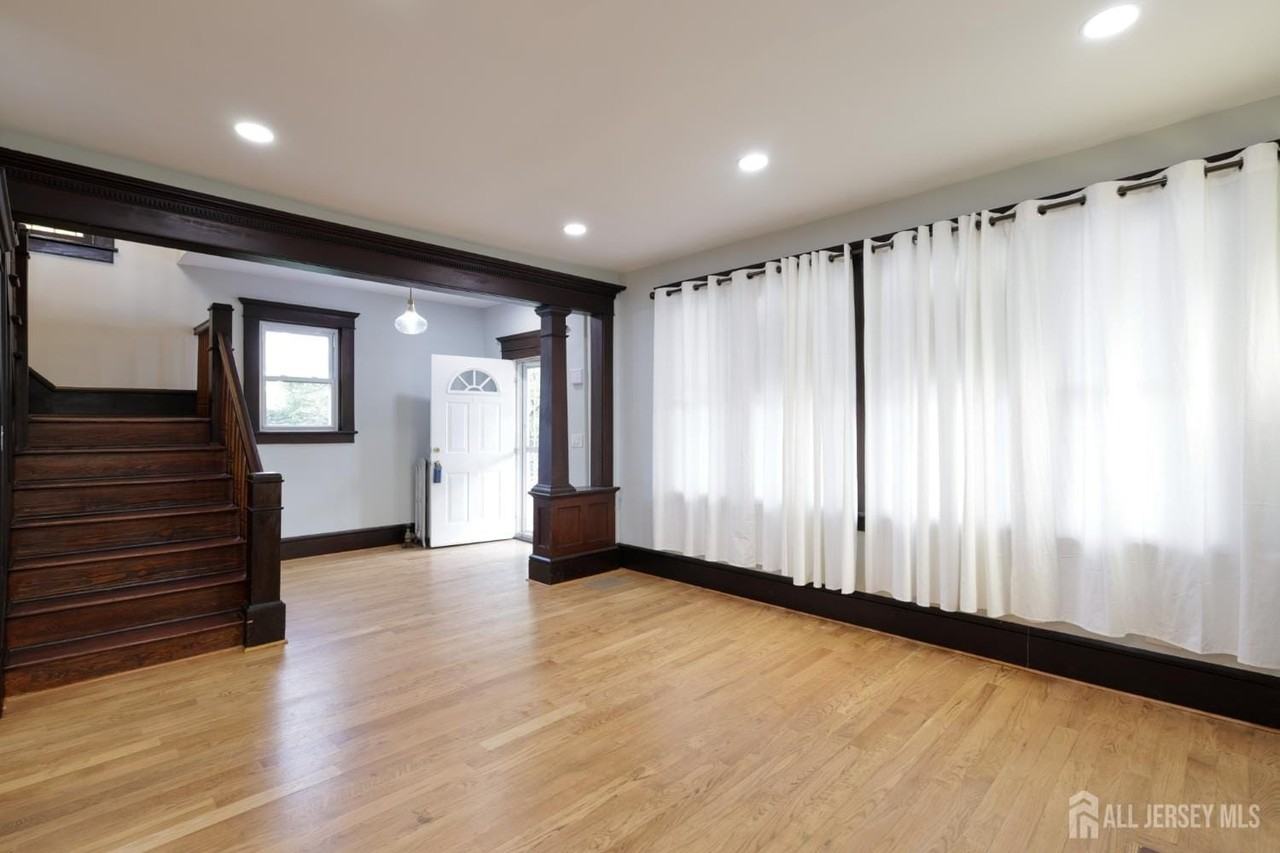 657 Amboy Ave - Photo 3 of 14