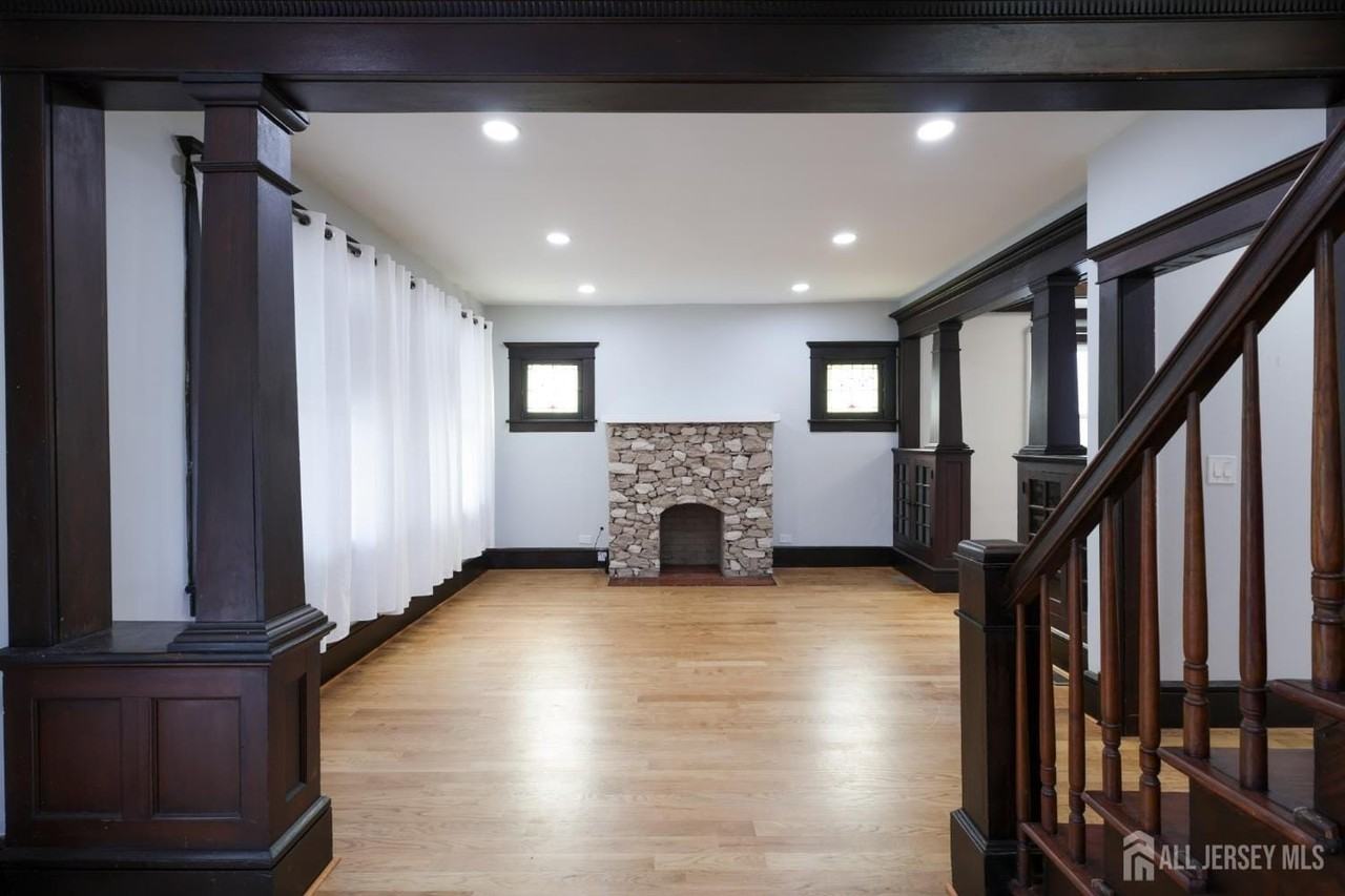 657 Amboy Ave - Photo 4 of 14