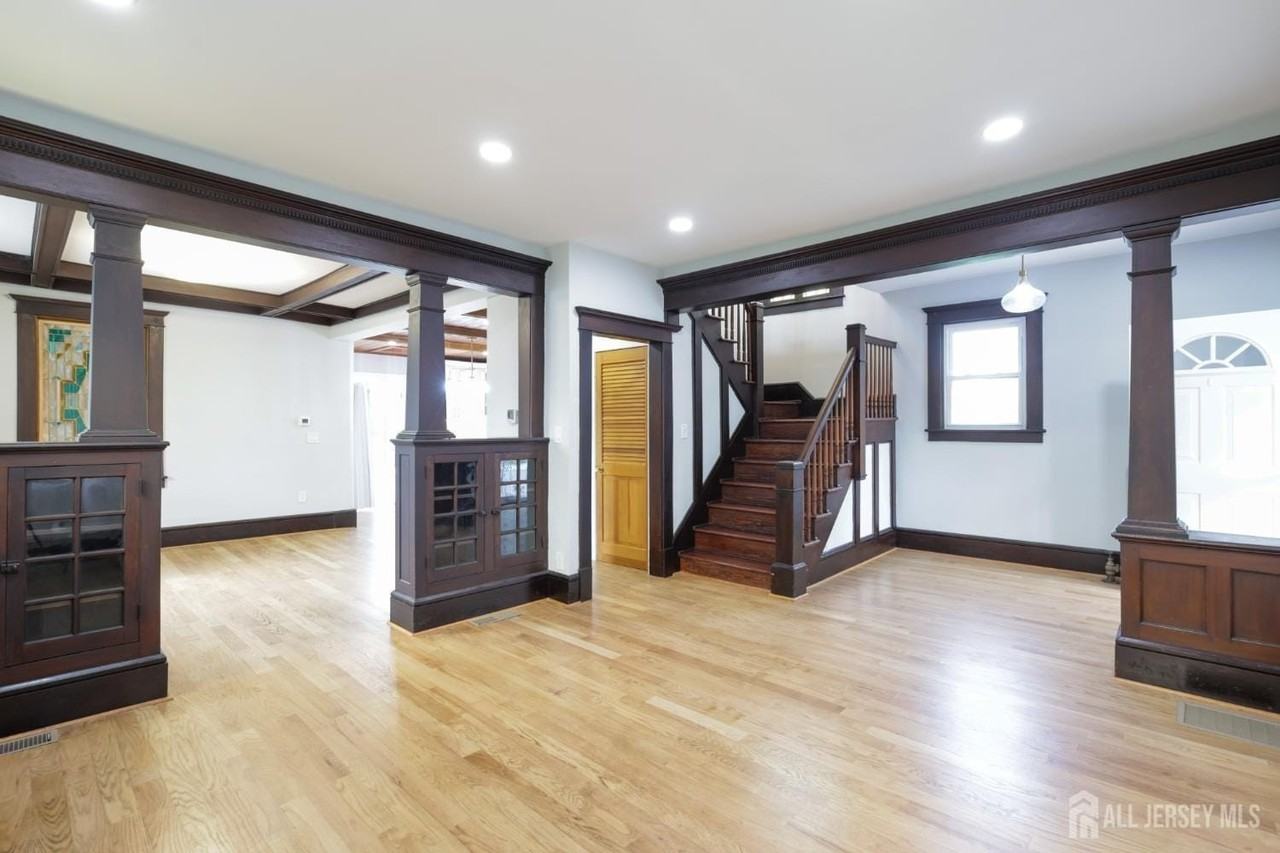 657 Amboy Ave - Photo 5 of 14