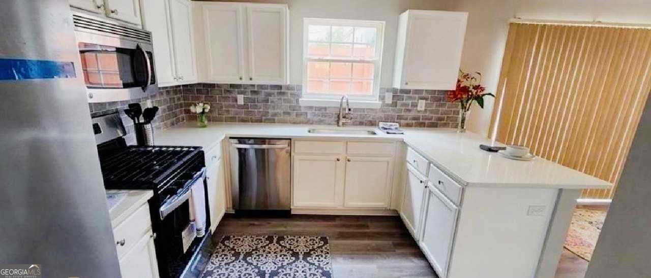 1133 Hawthorn Ln - Photo 3 of 11