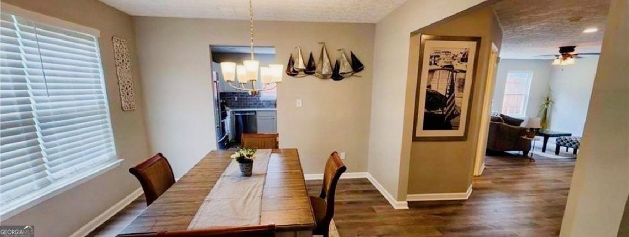 1133 Hawthorn Ln - Photo 4 of 11