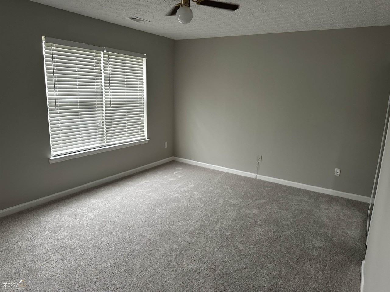 1133 Hawthorn Ln - Photo 5 of 11