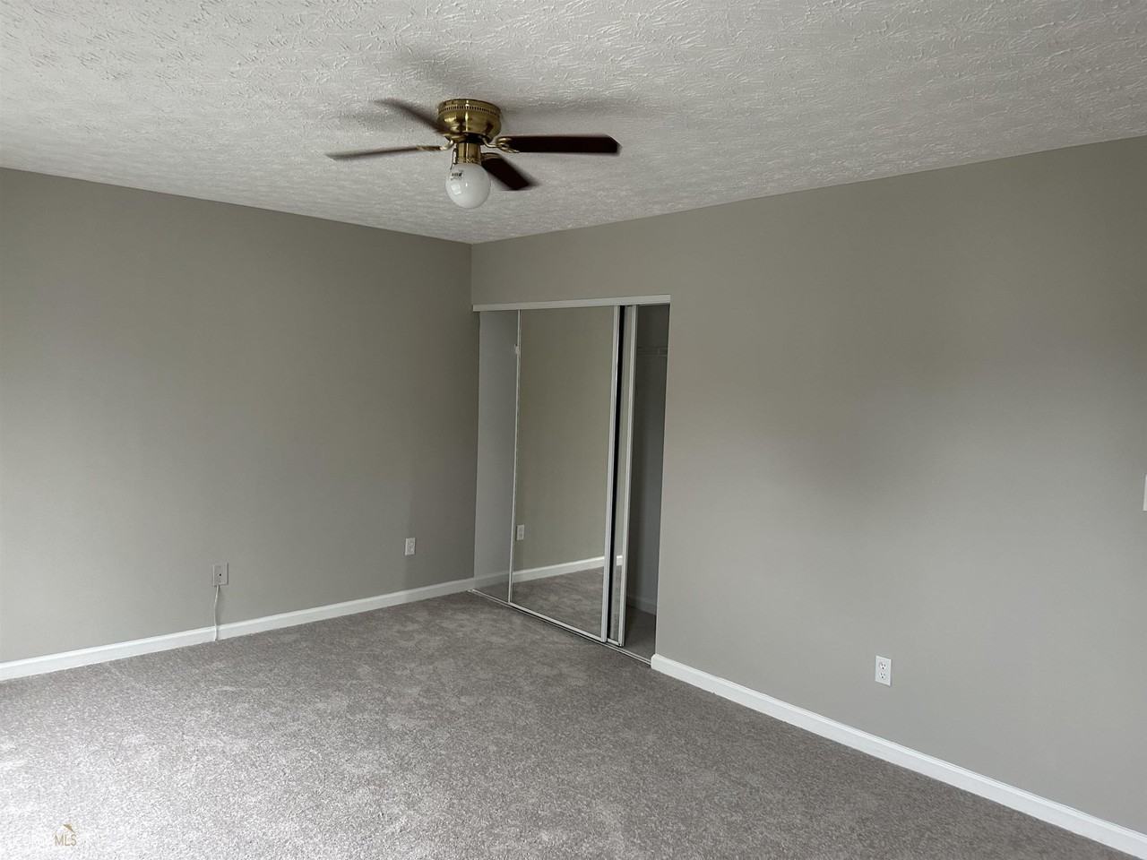 1133 Hawthorn Ln - Photo 6 of 11