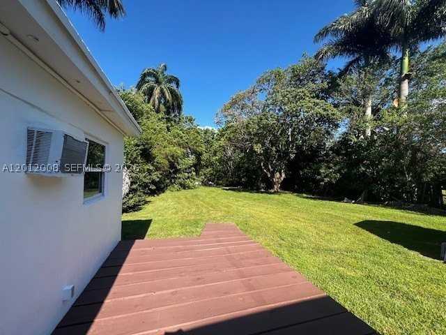 4548 Sw 33rd Ave #M - Photo 4 of 31