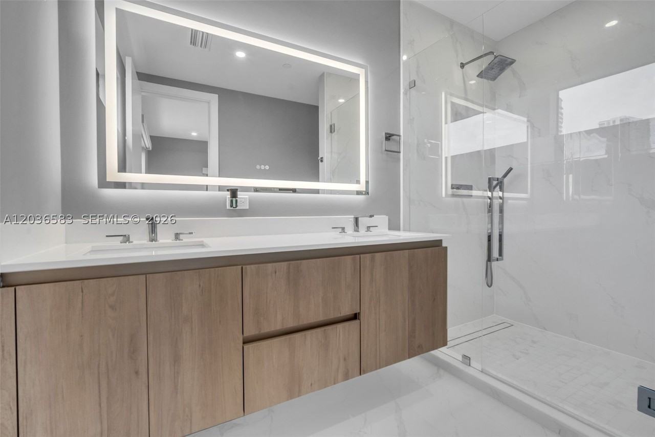 820 Ne 2nd St #1 - Photo 2 of 11