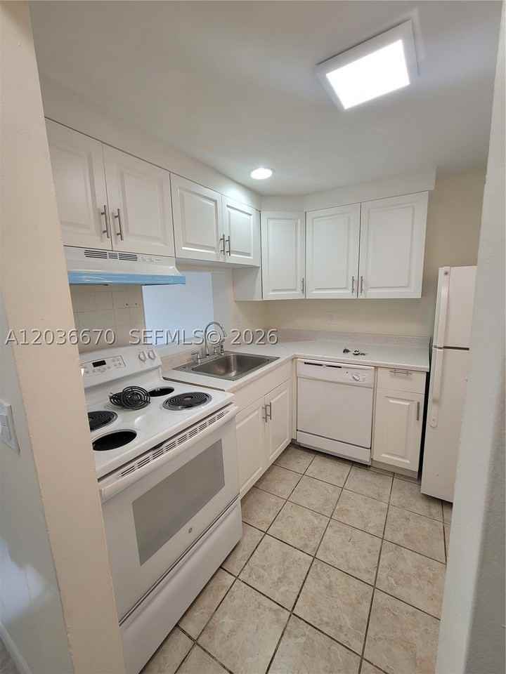 2800 Nw 56th Ave #E401 - Photo 3 of 11