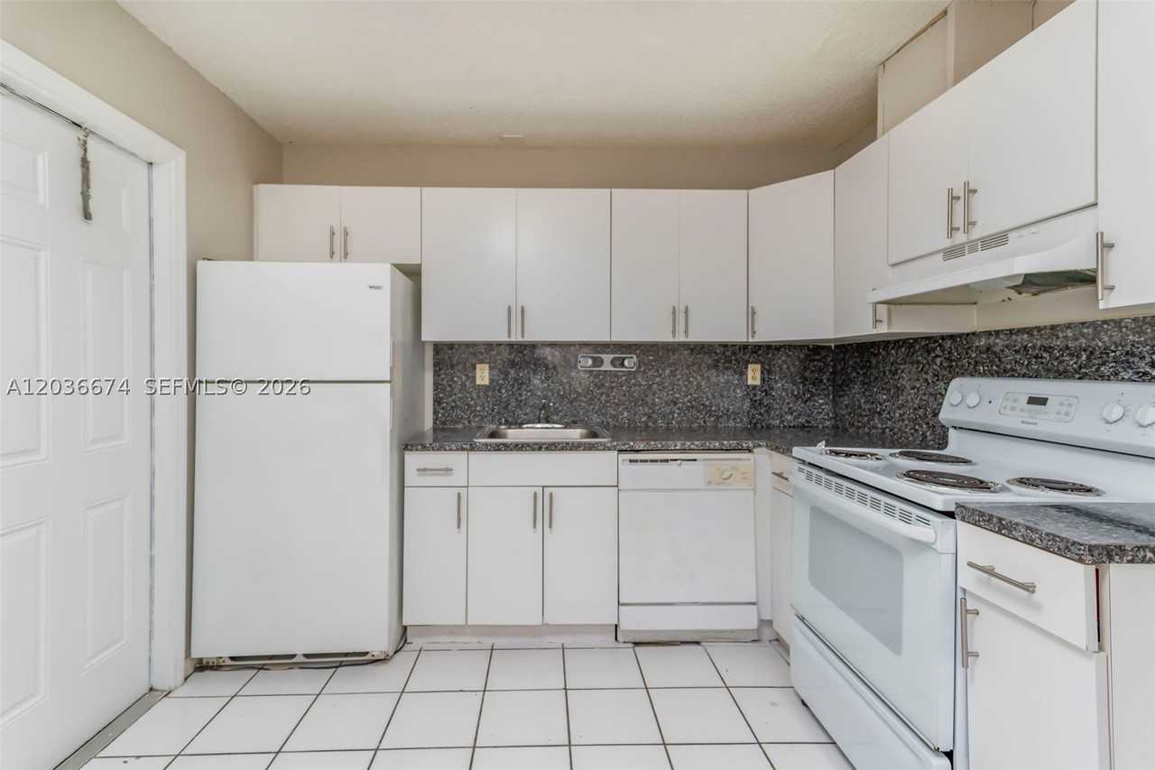 6331 Pierce St #1 - Photo 4 of 27