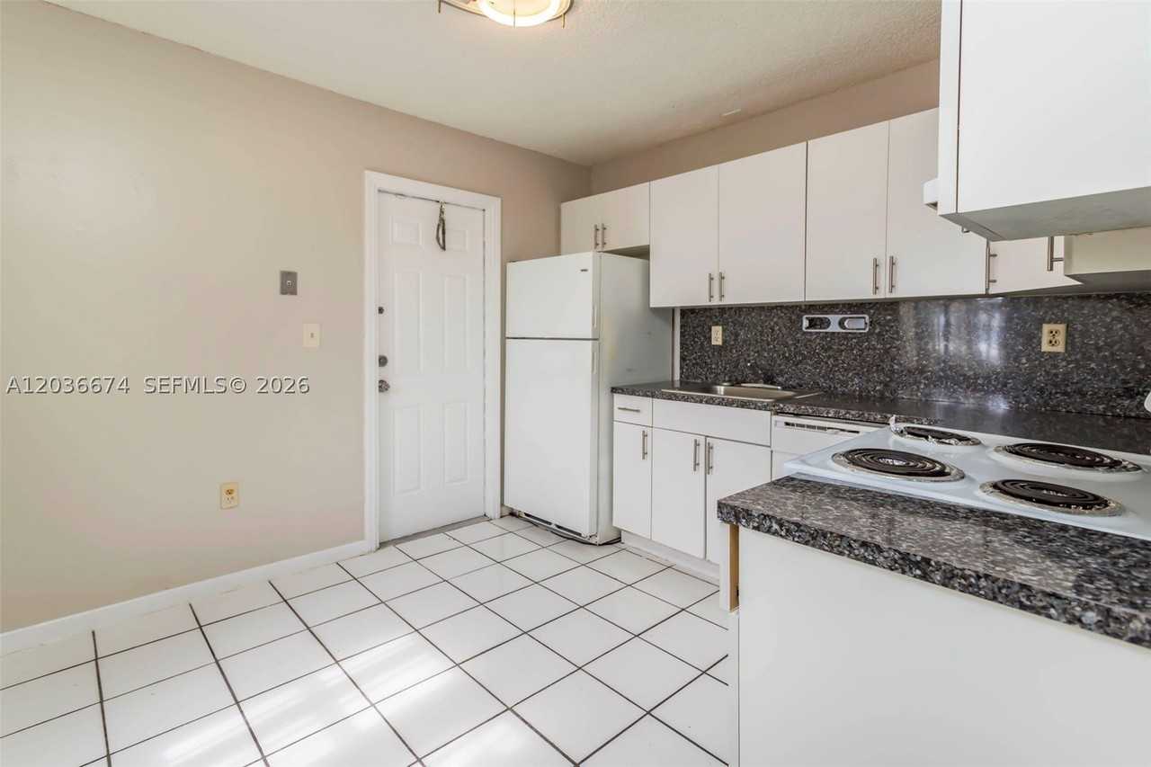 6331 Pierce St #1 - Photo 6 of 27