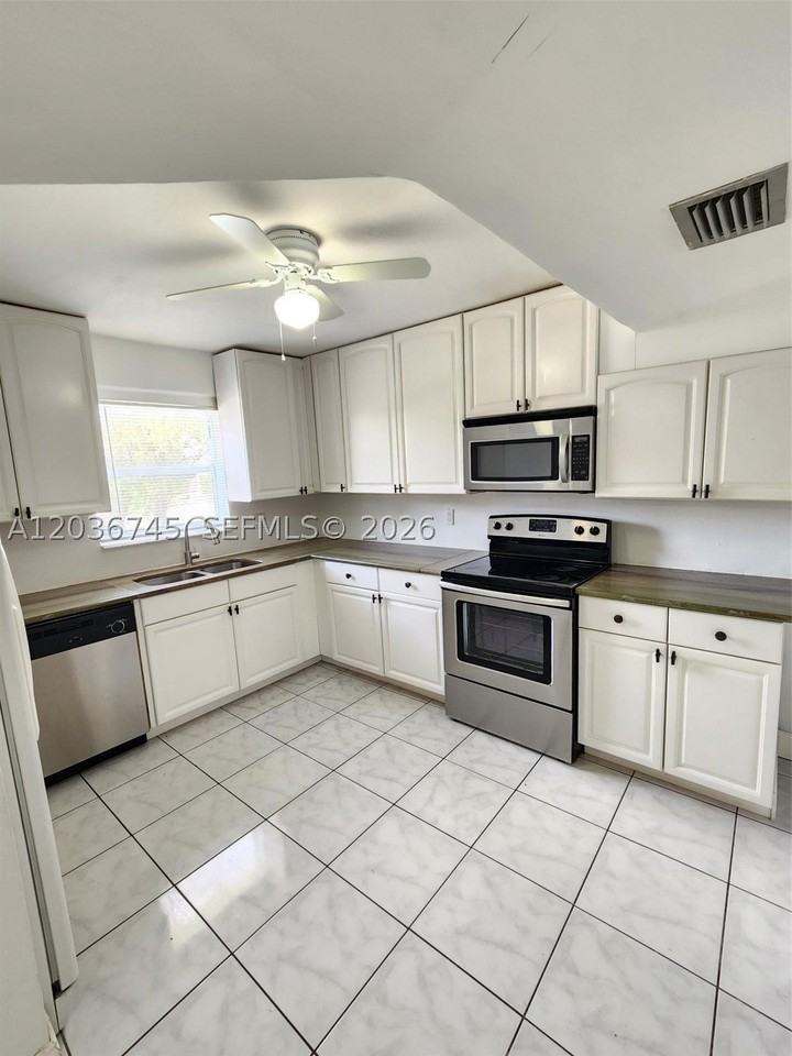 7966 Sw 7th Ct - Photo 5 of 36