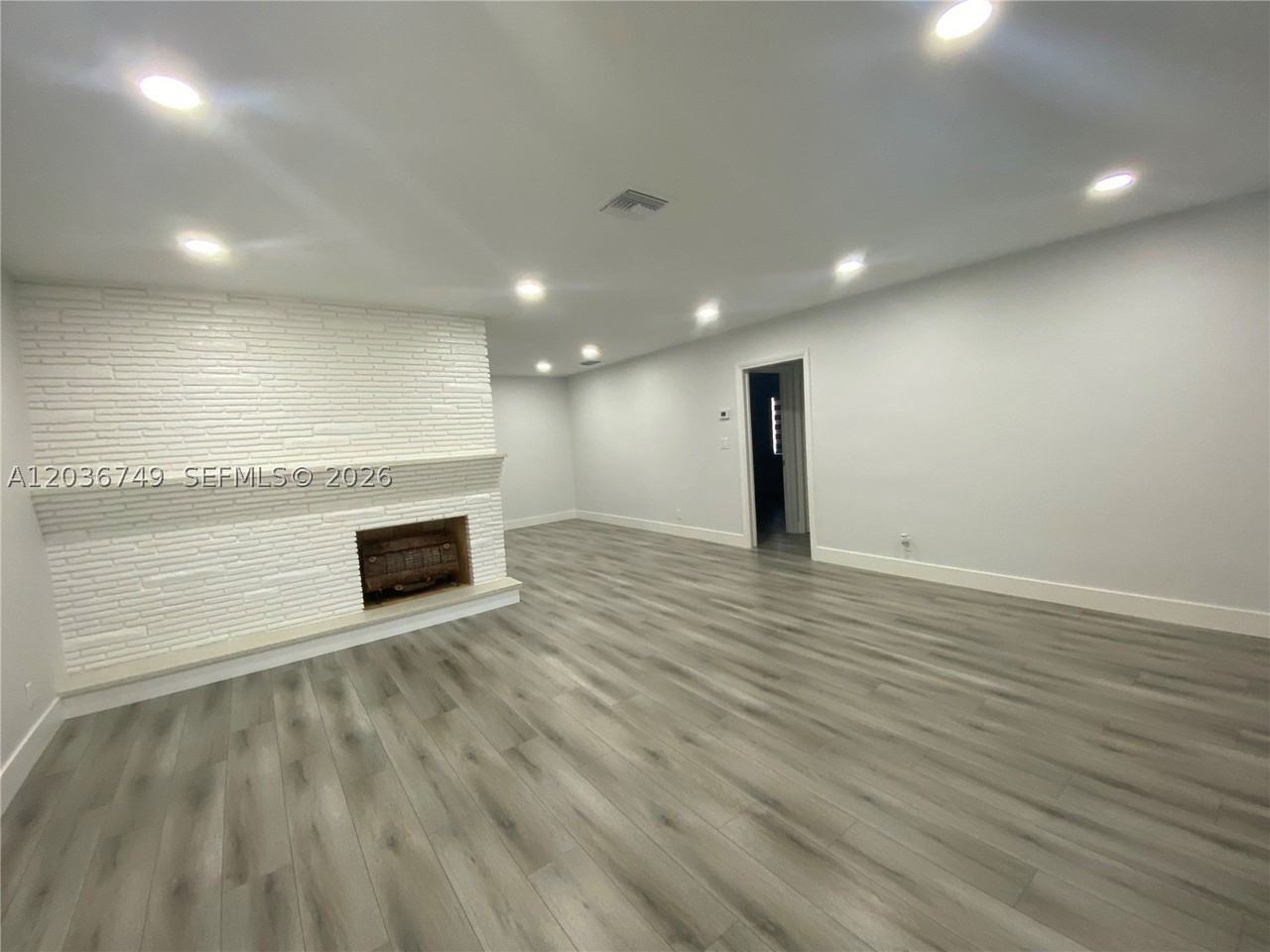 1845 Thomas St - Photo 3 of 24