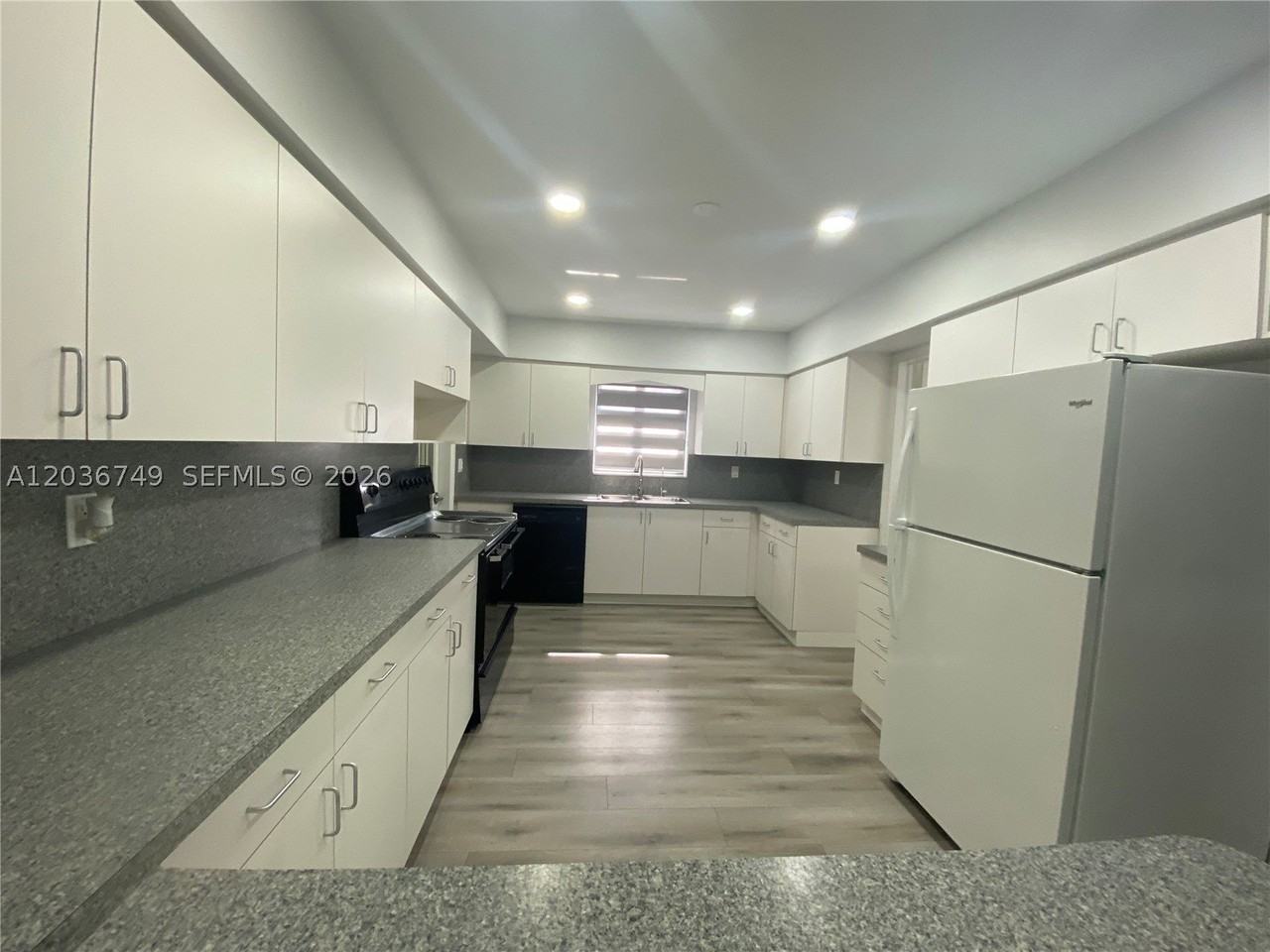 1845 Thomas St - Photo 6 of 24