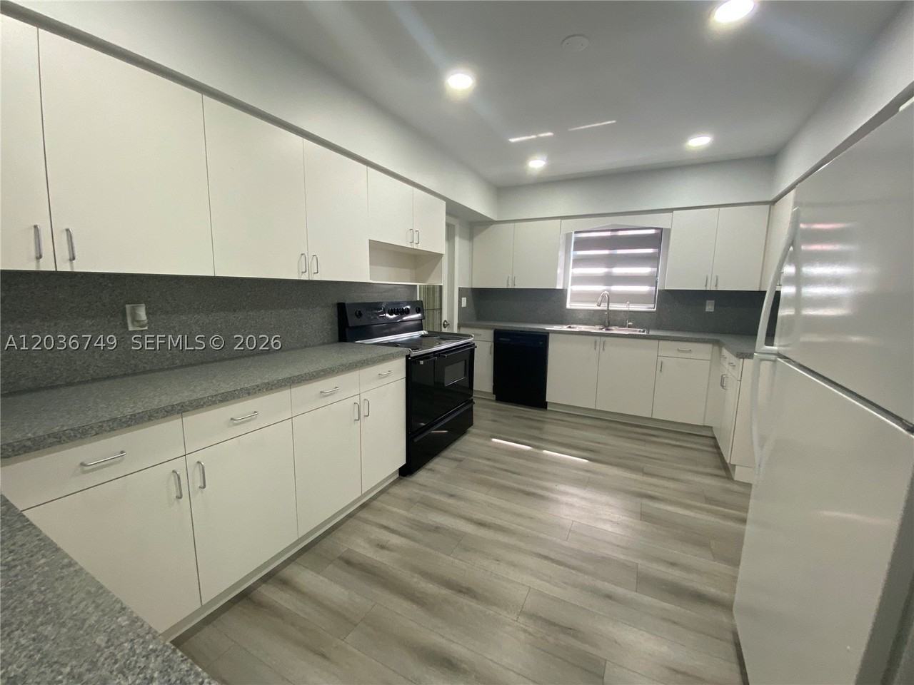 1845 Thomas St - Photo 7 of 24