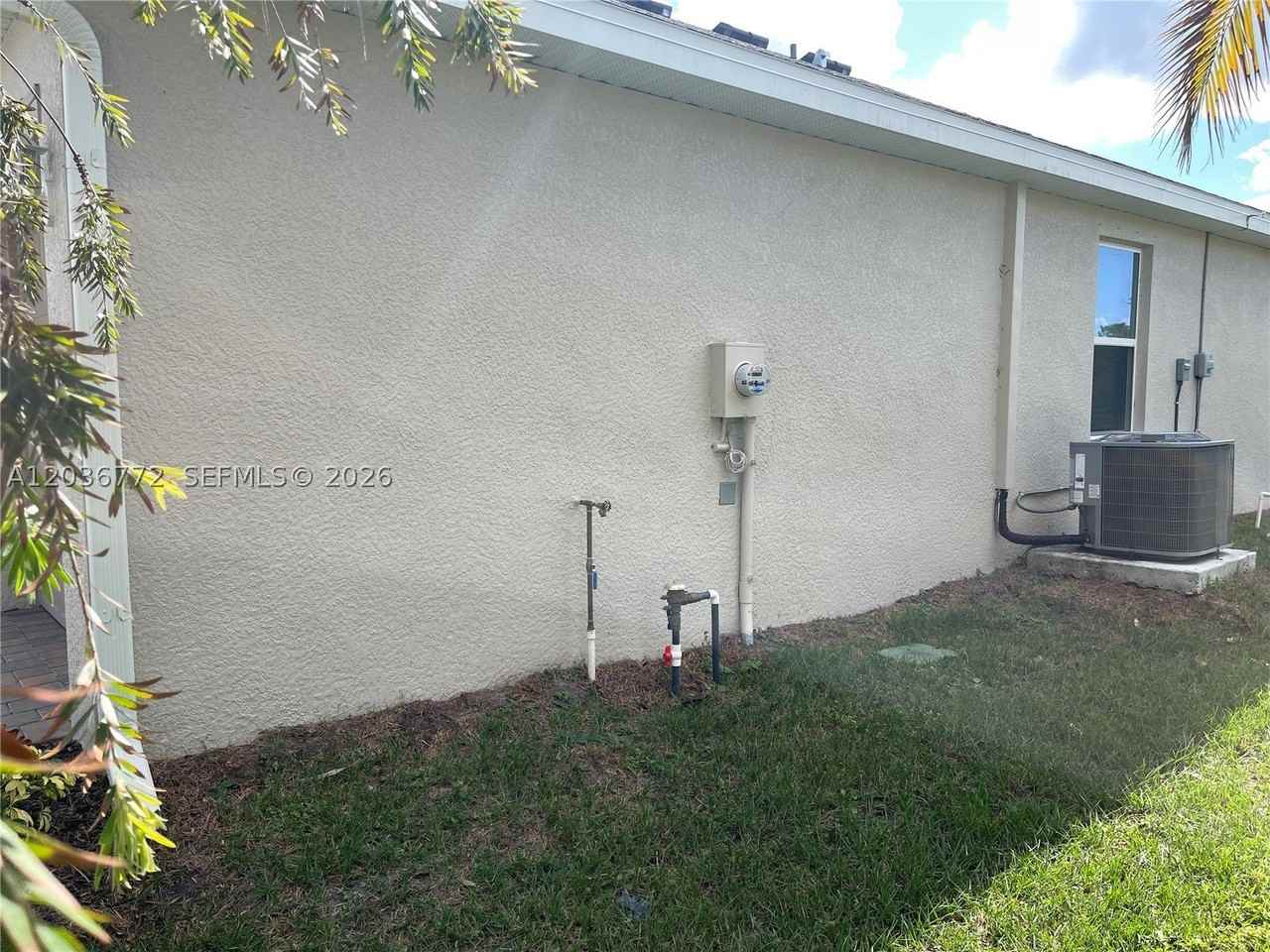 455 Londrina Dr - Photo 6 of 35