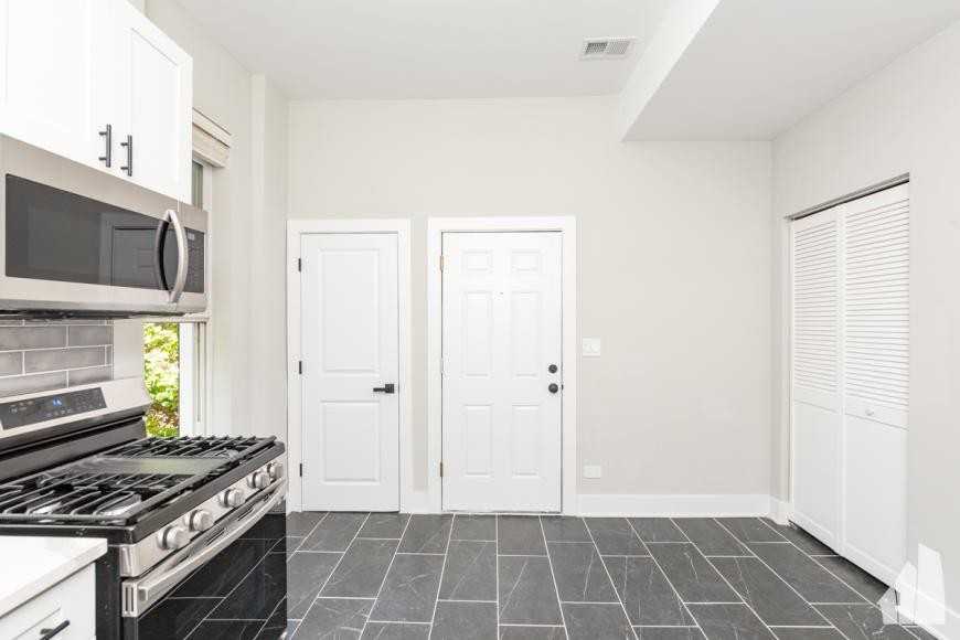 2658 W Cortez St - Photo 7 of 10