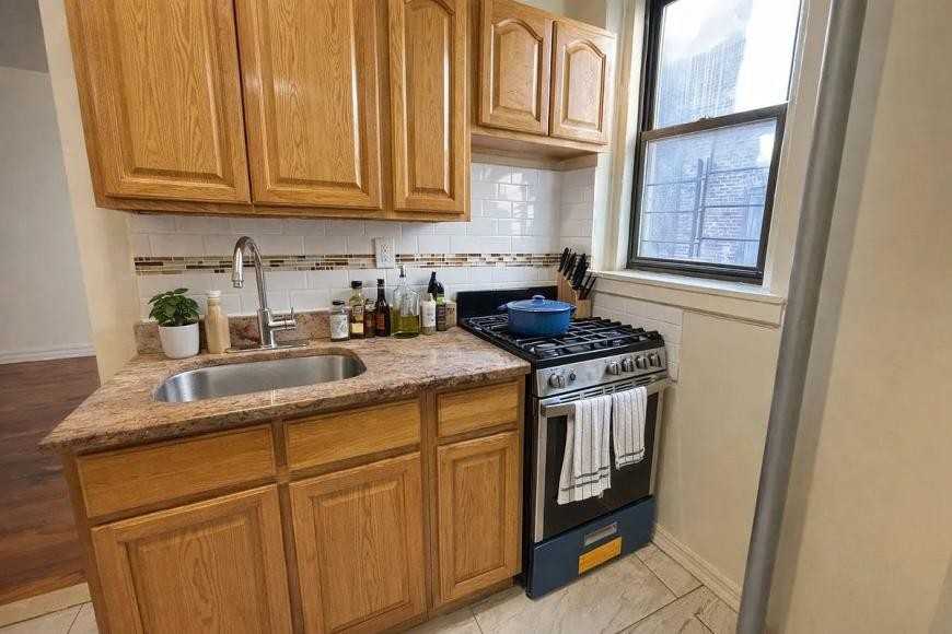 1264 Sheridan Ave - Photo 3 of 6