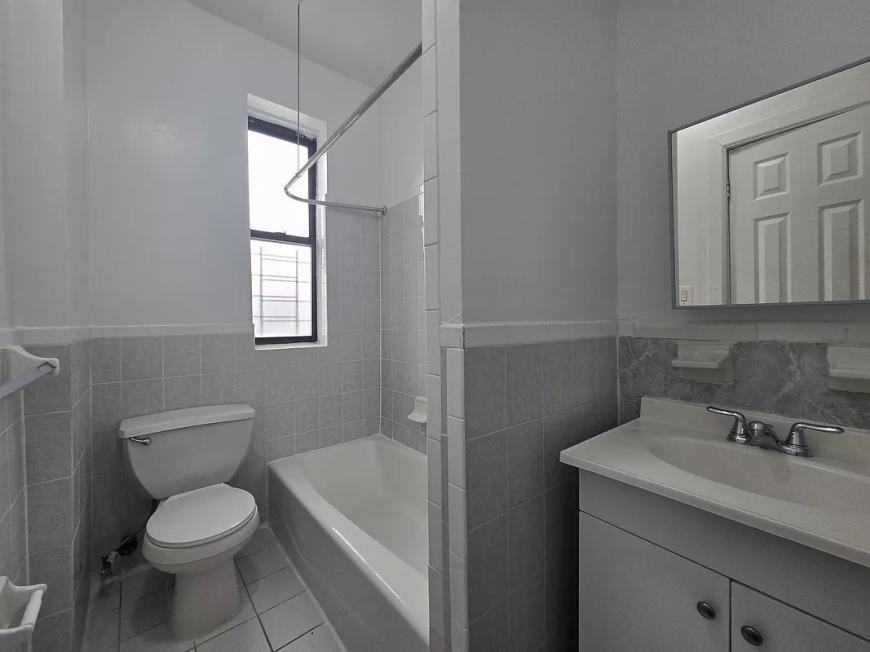3230 Steuben Ave - Photo 4 of 4