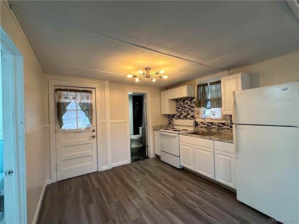 55 Burlingham Rd - Photo 4 of 16