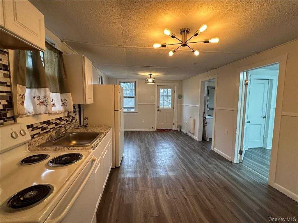 55 Burlingham Rd - Photo 5 of 16
