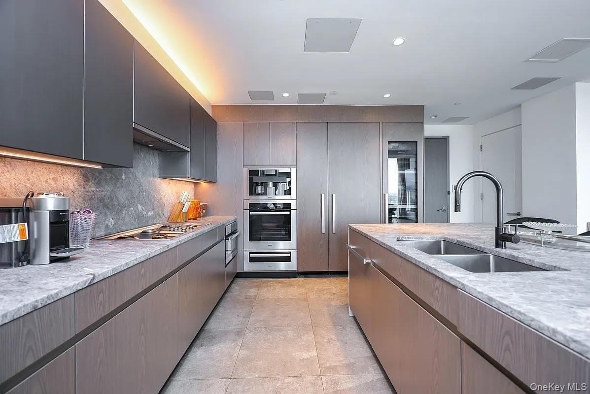 13336 37th Ave #PH3B - Photo 4 of 32