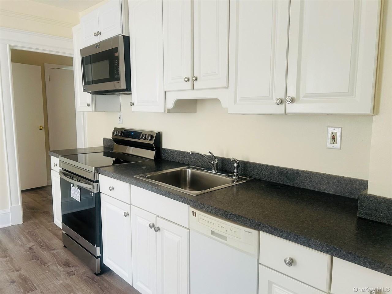 46 Totten Pl - Photo 3 of 23