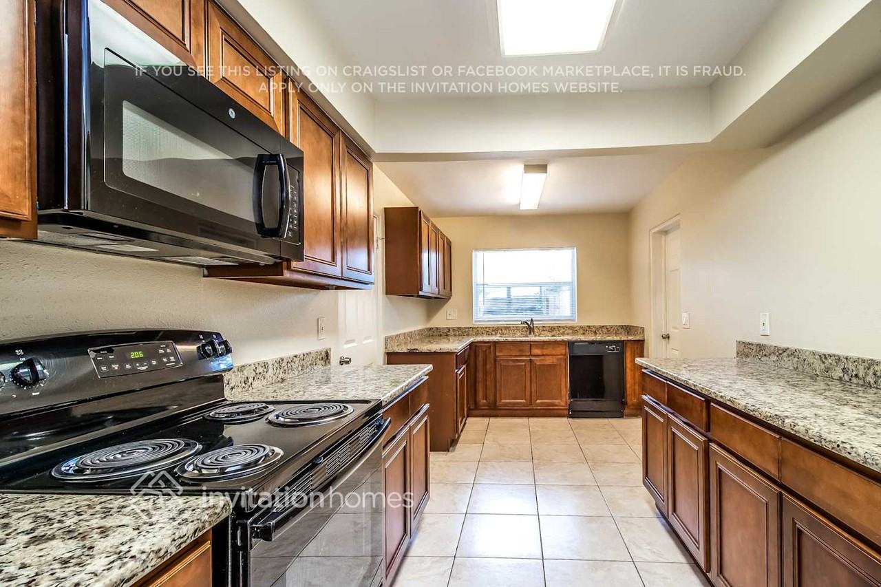 1546 Peruvian Ln - Photo 6 of 21