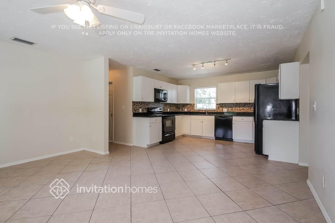 923 38th St W - Photo 3 of 17