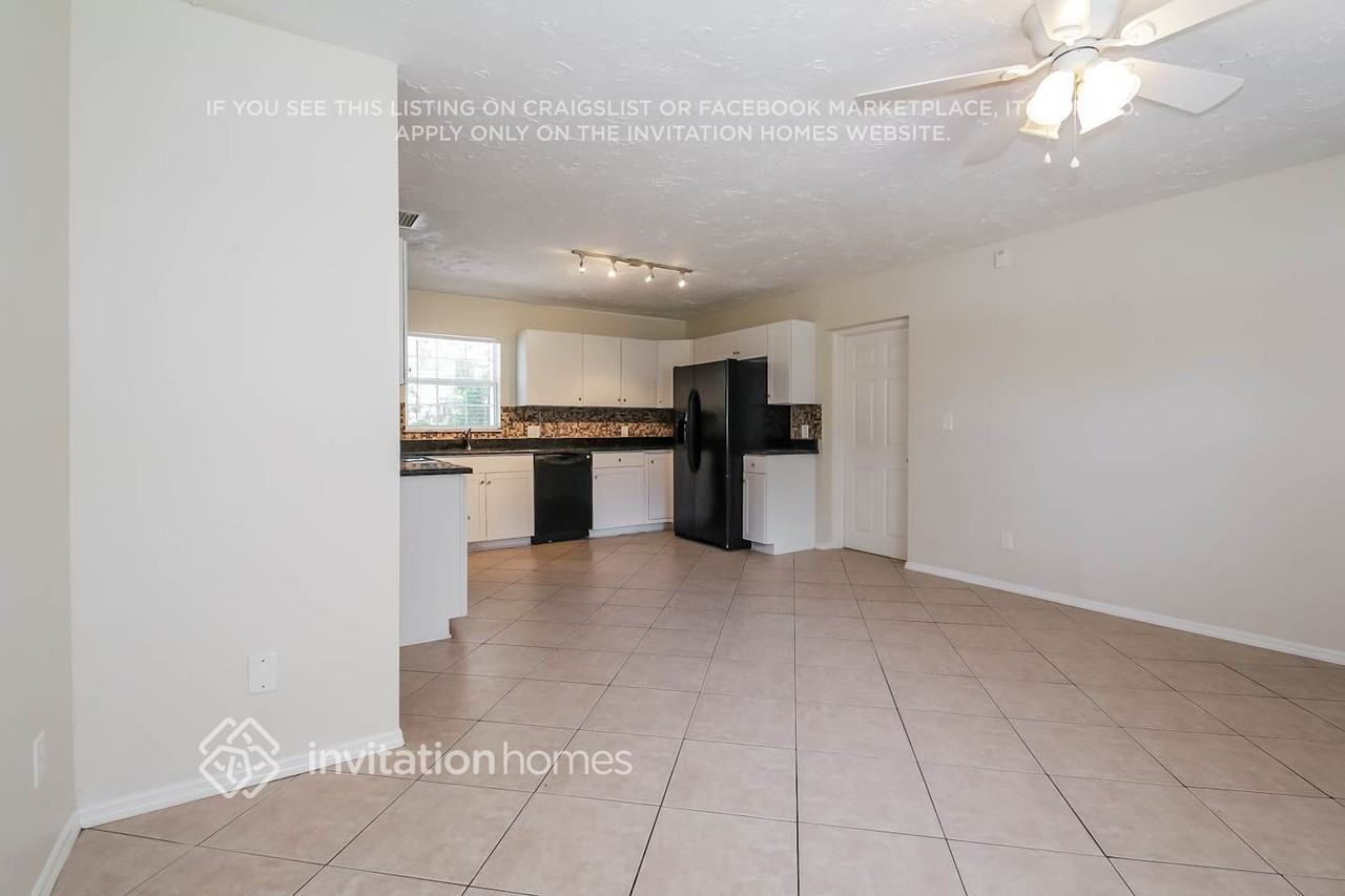 923 38th St W - Photo 4 of 17