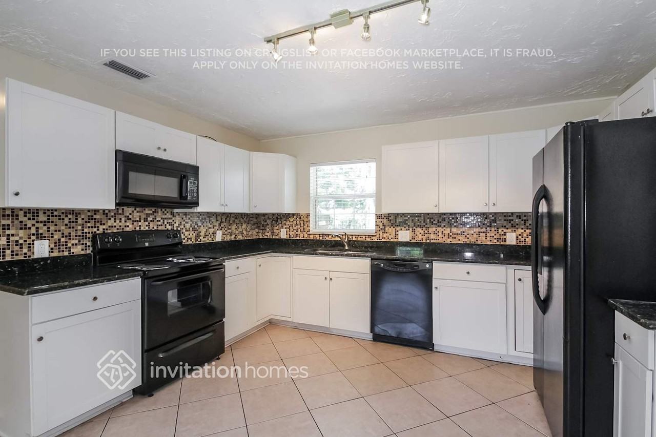 923 38th St W - Photo 5 of 17