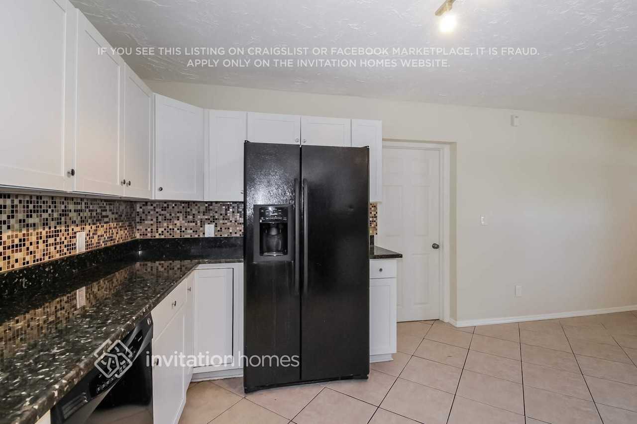 923 38th St W - Photo 6 of 17