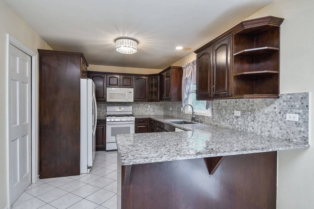 339 Windsor Dr - Photo 4 of 21
