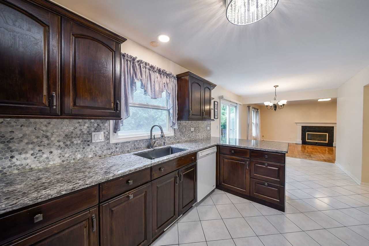 339 Windsor Dr - Photo 5 of 21