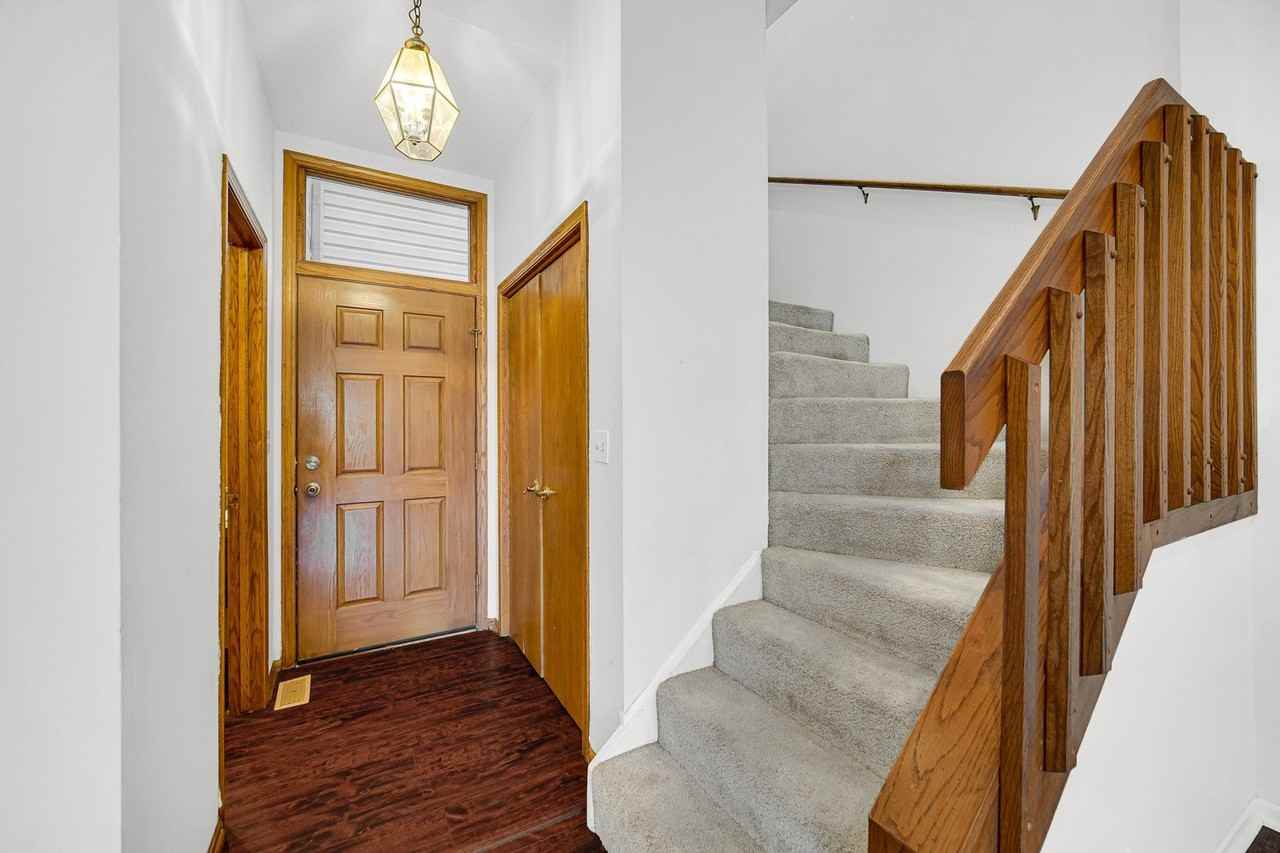 1017 Arbor Ct - Photo 5 of 28