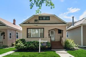 featured image of 2439 W Byron St